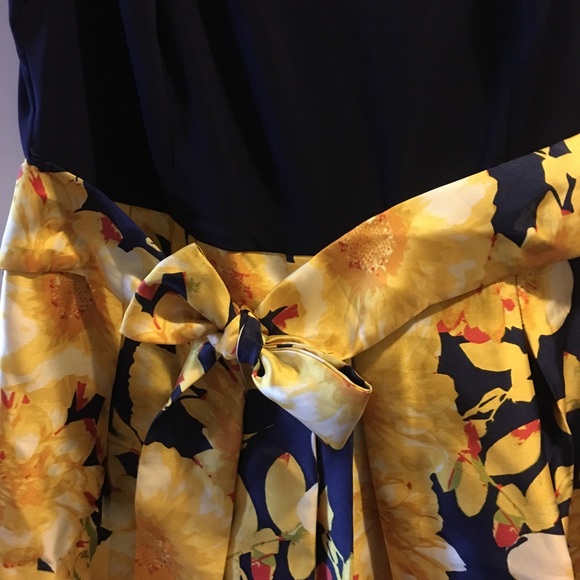 Plus Size Floral Print Dress - Picture 4 of 6